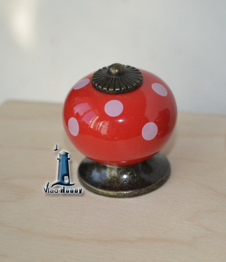 картинка Ручка-кнопка "Белый горошек на красном" от Vlad-Hobby